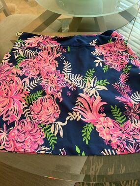 Lilly Pulitzer Navy Floral Print Skort .Pink & Green Blooms. Size 8